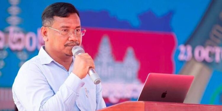 លោក ស៊ឹង សែនករុណា អនុប្រធាន និងជាអ្នកនាំពាក្យសមាគមការពារសិទ្ធិមនុស្សអាដហុកថ្លែងក្នុងពិធីប្រារព្ធខួបលើកទី៣២នៃកិច្ចព្រមព្រៀងសន្តិភាពទីក្រុងប៉ារីស ២៣ ខែតុលា ឆ្នាំ២០២៣។ (ហ្វេប៊ុក ស៊ឹង សែនករុណា)