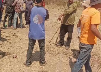 ទិដ្ឋភាពប៉ះទង្វិចគ្នារវាងកម្មកររបស់ក្រុមហ៊ុនចម្ការអំពៅរបស់ចិន «រូយហ្វេង»និងប្រជាសហគមន៍ ខណៈជនជាតិដើមភាគតិចចុះទប់ស្កាត់គ្រឿងចក្ររបស់ក្រុមហ៊ុននេះមិនឱ្យឈូសឆាយដីធ្លីរបស់ពួកគាត់កាលពីថ្ងៃទី១១ ខែកុម្ភៈ ឆ្នាំ២០២៤។