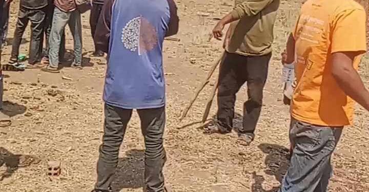 ទិដ្ឋភាពប៉ះទង្វិចគ្នារវាងកម្មកររបស់ក្រុមហ៊ុនចម្ការអំពៅរបស់ចិន «រូយហ្វេង»និងប្រជាសហគមន៍ ខណៈជនជាតិដើមភាគតិចចុះទប់ស្កាត់គ្រឿងចក្ររបស់ក្រុមហ៊ុននេះមិនឱ្យឈូសឆាយដីធ្លីរបស់ពួកគាត់កាលពីថ្ងៃទី១១ ខែកុម្ភៈ ឆ្នាំ២០២៤។