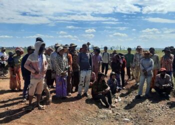 ជនជាតិដើមភាគតិចកួយខេត្តព្រះវិហារ ចុះរារាំងគ្រឿងចក្រក្រុមហ៊ុនចិន«រូយហ្វេង» មិនឱ្យឈូសឆាយដីធ្លីពួកគេកាលពីថ្ងៃទី២៨ ខែមករាឆ្នាំ២០២៤។(រូបភាពផ្តល់ឱ្យ)