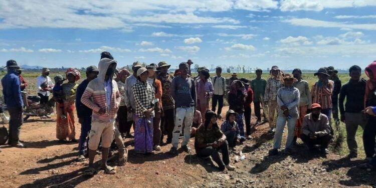 ជនជាតិដើមភាគតិចកួយខេត្តព្រះវិហារ ចុះរារាំងគ្រឿងចក្រក្រុមហ៊ុនចិន«រូយហ្វេង» មិនឱ្យឈូសឆាយដីធ្លីពួកគេកាលពីថ្ងៃទី២៨ ខែមករាឆ្នាំ២០២៤។(រូបភាពផ្តល់ឱ្យ)