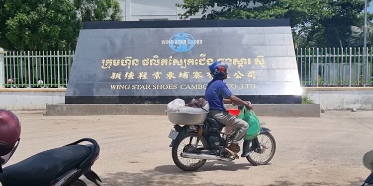 រោងចក្រផលិតស្បែកជើង វីង ស្ដារ ស៊ូ (Wing Star Shoes) ស្ថិតក្នុងឃុំមហាឫស្សី ស្រុកគងពិសី ខេត្តកំពង់ស្ពឺ ថ្ងៃទី១៨ ខែឧសភា ឆ្នាំ២០២២។ (រូបពីសារព័ត៌មានក្រៅស្រុក)