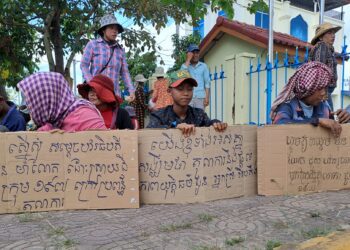សកម្មភាពពលរដ្ឋប្រមាណ១០០នាក់នាំគ្នាទៅតវ៉ាមុខអយ្យការអមសាលាដំបូងខេត្តកោះកុង ខណៈតំណាងពលរដ្ឋម្នាក់គឺអ្នកស្រី អិប តឹង ត្រូវចូលសវនាការនៅថ្ងៃទី៥ ខែកុម្ភៈនេះ ក្រោមបទចោទ «បរិហារកេរិ៍្តជាសាធារណៈ» តាមបណ្តឹងរបស់របស់ឧកញ៉ា ហេង ហ៊ុយ ដែលបានប្តឹងកាលពីឆ្នាំ២០២១។ (រូបភាព ហ្វេសប៊ុក ស្រី ហ៊ួ)