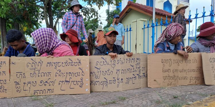 សកម្មភាពពលរដ្ឋប្រមាណ១០០នាក់នាំគ្នាទៅតវ៉ាមុខអយ្យការអមសាលាដំបូងខេត្តកោះកុង ខណៈតំណាងពលរដ្ឋម្នាក់គឺអ្នកស្រី អិប តឹង ត្រូវចូលសវនាការនៅថ្ងៃទី៥ ខែកុម្ភៈនេះ ក្រោមបទចោទ «បរិហារកេរិ៍្តជាសាធារណៈ» តាមបណ្តឹងរបស់របស់ឧកញ៉ា ហេង ហ៊ុយ ដែលបានប្តឹងកាលពីឆ្នាំ២០២១។ (រូបភាព ហ្វេសប៊ុក ស្រី ហ៊ួ)