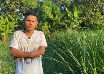 លោក ថុន រដ្ឋា កំពុងផ្តល់បទសម្ភាសន៍ឱ្យសិក្ខាកាមពលរដ្ឋអ្នសារព័ត៌មាននៅខេត្តកណ្តាល កាលពីថ្ងៃទី៣ ខែកុម្ភៈ ឆ្នាំ២០២៤។ (អ្នកស្រី នឿន ដាវីន)