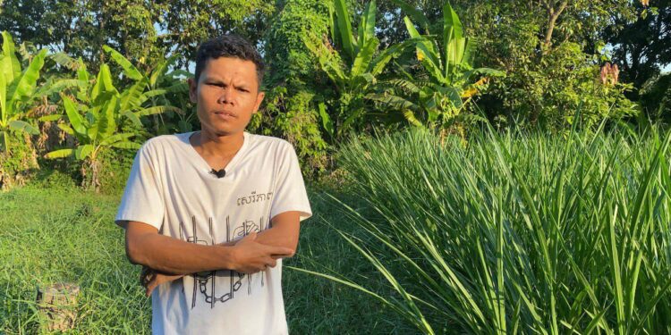 លោក ថុន រដ្ឋា កំពុងផ្តល់បទសម្ភាសន៍ឱ្យសិក្ខាកាមពលរដ្ឋអ្នសារព័ត៌មាននៅខេត្តកណ្តាល កាលពីថ្ងៃទី៣ ខែកុម្ភៈ ឆ្នាំ២០២៤។ (អ្នកស្រី នឿន ដាវីន)