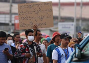 កម្មកររោងចក្រវ៉ាយដាប់បែលយូ(Y&W)កំពុងតវ៉ាកាលពីថ្ងៃទី៩ ខែមីនា ឆ្នាំ២០២៤ ស្ថិតនៅភូមិព្រែកជ្រៃ សង្កាត់ស្ពានថ្ម ខណ្ឌដង្កោ រាជធានីភ្នំពេញ។ (រូបភាពផ្ដល់ឱ្យ)