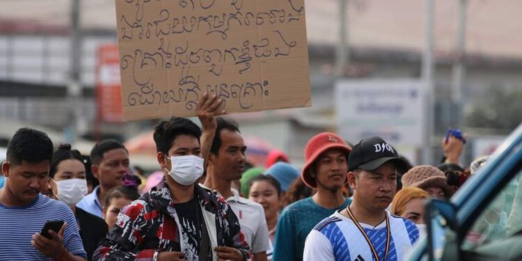 កម្មកររោងចក្រវ៉ាយដាប់បែលយូ(Y&W)កំពុងតវ៉ាកាលពីថ្ងៃទី៩ ខែមីនា ឆ្នាំ២០២៤ ស្ថិតនៅភូមិព្រែកជ្រៃ សង្កាត់ស្ពានថ្ម ខណ្ឌដង្កោ រាជធានីភ្នំពេញ។ (រូបភាពផ្ដល់ឱ្យ)