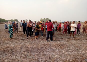 ពលរដ្ឋជួបជុំតវ៉ានៅលើដីស្រែស្ថិតនៅភូមិទួលចំបក់ ឃុំសង្កែស្រុករំដួល ខេត្ដស្វាយរៀង កាលពីថ្ងៃទី២៥ ខែមីនា ឆ្នាំ ២០២៤។ (រូបភាពផ្ដល់ឱ្យ)