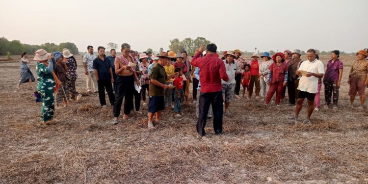 ពលរដ្ឋជួបជុំតវ៉ានៅលើដីស្រែស្ថិតនៅភូមិទួលចំបក់ ឃុំសង្កែស្រុករំដួល ខេត្ដស្វាយរៀង កាលពីថ្ងៃទី២៥ ខែមីនា ឆ្នាំ ២០២៤។ (រូបភាពផ្ដល់ឱ្យ)