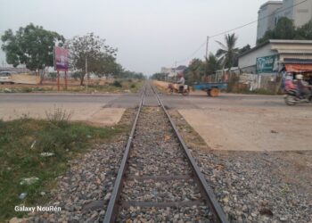 ទិដ្ឋភាពតំបន់ផ្លូវរថភ្លើងឆ្លងកាត់ ស្ថិតនៅត្រង់ចំណុចភូមិបំណក់ ឃុំឈើតុំ ស្រុកក្រគរ ខេត្តពោធិ៍សាត់ នៅខែមេសា ឆ្នាំ២០២៤។ (លោក នូ រ៉េន)