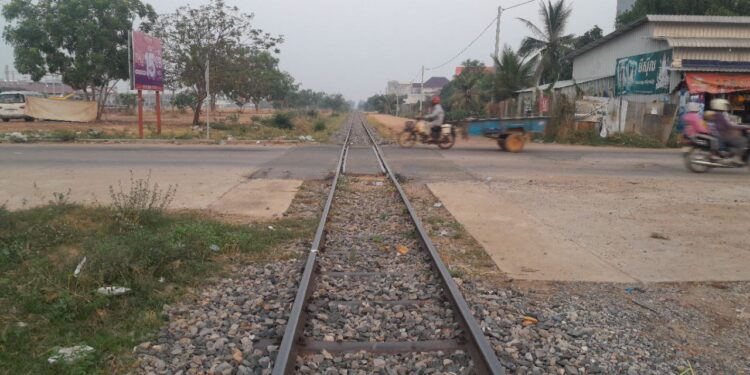 ទិដ្ឋភាពតំបន់ផ្លូវរថភ្លើងឆ្លងកាត់ ស្ថិតនៅត្រង់ចំណុចភូមិបំណក់ ឃុំឈើតុំ ស្រុកក្រគរ ខេត្តពោធិ៍សាត់ នៅខែមេសា ឆ្នាំ២០២៤។ (លោក នូ រ៉េន)