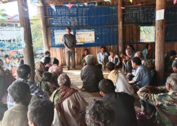 ជនជាតិដើមភាគតិចខោញនៅសហគមន៍មួយក្នុងខេត្តក្រចេះ ជួបជាមួយមន្ត្រីអង្គការសង្គមស៊ីវិល ពេលចុះប្រមូលទិន្នន័យភាសា កាលខែធ្នូ ឆ្នាំ២០២៣។ (អ្នកស្រី ភាព ណាវី)