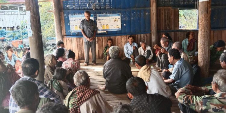 ជនជាតិដើមភាគតិចខោញនៅសហគមន៍មួយក្នុងខេត្តក្រចេះ ជួបជាមួយមន្ត្រីអង្គការសង្គមស៊ីវិល ពេលចុះប្រមូលទិន្នន័យភាសា កាលខែធ្នូ ឆ្នាំ២០២៣។ (អ្នកស្រី ភាព ណាវី)