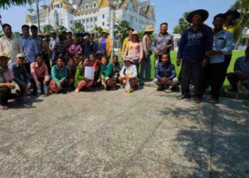 ទិដ្ឋភាពអ្នកភូមិជាង៤០នាក់តំណាងឱ្យពលរដ្ឋ៧៩គ្រួសារ បានប្រមូលផ្តុំគ្នាដាក់ញត្តិនៅក្រសួងរៀបចំដែនដី កាលពីថ្ងៃទី៣ ខែឧសភា ឆ្នាំ២០២៤ ដោយស្នើសុំកាត់ដីទំហំជាង៤០០ហិកតា ពីតំបន់៣។ (រូបភាពផ្តល់ឱ្យ)