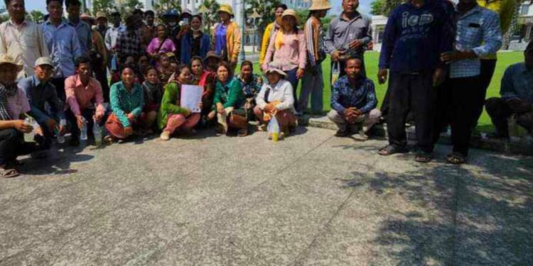 ទិដ្ឋភាពអ្នកភូមិជាង៤០នាក់តំណាងឱ្យពលរដ្ឋ៧៩គ្រួសារ បានប្រមូលផ្តុំគ្នាដាក់ញត្តិនៅក្រសួងរៀបចំដែនដី កាលពីថ្ងៃទី៣ ខែឧសភា ឆ្នាំ២០២៤ ដោយស្នើសុំកាត់ដីទំហំជាង៤០០ហិកតា ពីតំបន់៣។ (រូបភាពផ្តល់ឱ្យ)