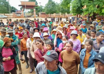 អ្នកភូមិតវ៉ាមុខសាលាស្រុកពេជ្រាដា ខេត្តមណ្ឌលគិរី កាលពីថ្ងៃទី២១ ខែឧសភា ឆ្នាំ២០២៤ ដើម្បីទាមទារដំណោះស្រាយដីធ្លី។ (ផ្តល់ឱ្យ)