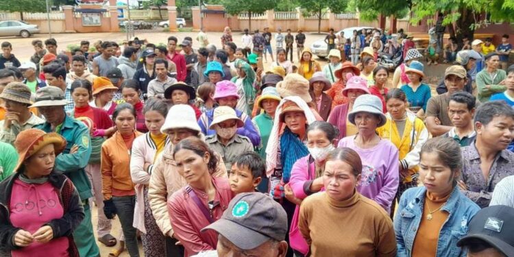 អ្នកភូមិតវ៉ាមុខសាលាស្រុកពេជ្រាដា ខេត្តមណ្ឌលគិរី កាលពីថ្ងៃទី២១ ខែឧសភា ឆ្នាំ២០២៤ ដើម្បីទាមទារដំណោះស្រាយដីធ្លី។ (ផ្តល់ឱ្យ)