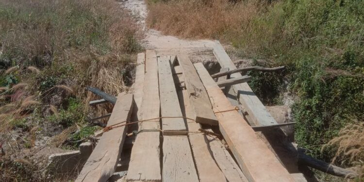 រូបភាពស្ថានភាពផ្លូវលំខូចខាតពិបាកធ្វើដំណើរ ដែលស្ថិតក្នុងភូមិឡុំ ឃុំប៉កញ៉ៃ ស្រុកអូរយ៉ាដាវ ខេត្តរតនគិរី កាលពីចុងឆ្នាំ២០២៣។ (ផ្តល់ឱ្យ)