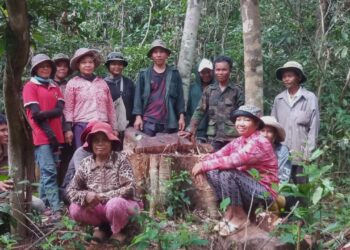 ទិដ្ឋភាពក្រុមស្ត្រីដែលបានចូលរួមចុះល្បាតជាមួយបុរសដើម្បីការពារធនធានធម្មជាតិនៅតំបន់ព្រៃព្រះរការ នៅឆ្នាំ២០២៤។ (ផ្តល់ឱ្យ)