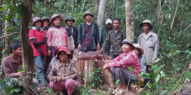 ទិដ្ឋភាពក្រុមស្ត្រីដែលបានចូលរួមចុះល្បាតជាមួយបុរសដើម្បីការពារធនធានធម្មជាតិនៅតំបន់ព្រៃព្រះរការ នៅឆ្នាំ២០២៤។ (ផ្តល់ឱ្យ)