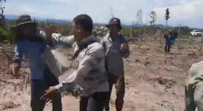 អ្នកស្រី ឥន ធូ រងអំពើហិង្សាកាលពីថ្ងៃទី៥ ខែមិថុនា ឆ្នាំ២០២៤ នៅពេលអ្នកស្រីចុះទៅឃាត់គ្រឿងចក្រចូលឈូសឆាយលើដីមានវិវាទ។ (រូបភាពផ្ដល់ឱ្យ)