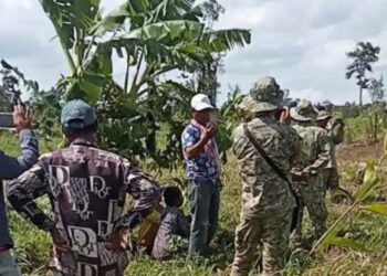 អាជ្ញាធរចុះហាមឃាត់ពលរដ្ឋមិនឱ្យធ្វើសកម្មភាពដាំដុះលើដី ដែលពលរដ្ឋកំពុងទាមទារបណ្ណកម្មសិទ្ធិ កាលពីថ្ងៃទី២៨ ខែសីហាឆ្នាំ ២០២៣។ (ផ្តល់ឱ្យ)