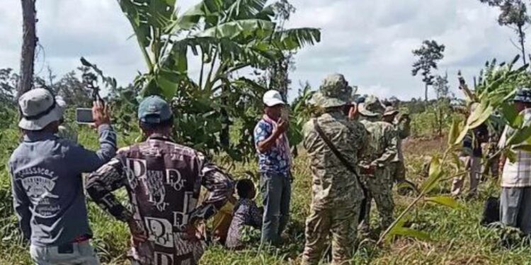 អាជ្ញាធរចុះហាមឃាត់ពលរដ្ឋមិនឱ្យធ្វើសកម្មភាពដាំដុះលើដី ដែលពលរដ្ឋកំពុងទាមទារបណ្ណកម្មសិទ្ធិ កាលពីថ្ងៃទី២៨ ខែសីហាឆ្នាំ ២០២៣។ (ផ្តល់ឱ្យ)