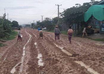 ទិដ្ឋភាពពលរដ្ឋនៅភូមិកោះពងសត្វ សង្កាត់កោះពងសត្វ ក្រុងសិរីសោភ័ណ ធ្វើដំណើរឆ្លងកាត់ផ្លូវមួយខ្សែ ដែលមានស្ថានភាពពិបាកកាលពីនៅថ្ងៃទី២៤ ខែមិថុនា ឆ្នាំ២០២៤។ (ផ្តល់ឱ្យ)