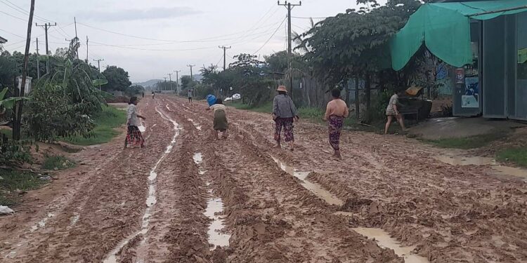 ទិដ្ឋភាពពលរដ្ឋនៅភូមិកោះពងសត្វ សង្កាត់កោះពងសត្វ ក្រុងសិរីសោភ័ណ ធ្វើដំណើរឆ្លងកាត់ផ្លូវមួយខ្សែ ដែលមានស្ថានភាពពិបាកកាលពីនៅថ្ងៃទី២៤ ខែមិថុនា ឆ្នាំ២០២៤។ (ផ្តល់ឱ្យ)