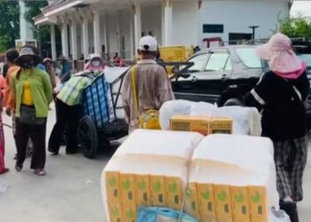 សកម្មភាពពលរដ្ឋអូសរទេះ នៅច្រកអន្តរជាតិប៉ោយប៉ែត ក្រុងប៉ោយប៉ែត ខេត្តបន្ទាយមានជ័យ នៅថ្ងៃទី២៨ ខែឧសភា ឆ្នាំ២០២៤។ (ផ្ដល់ឱ្យ)