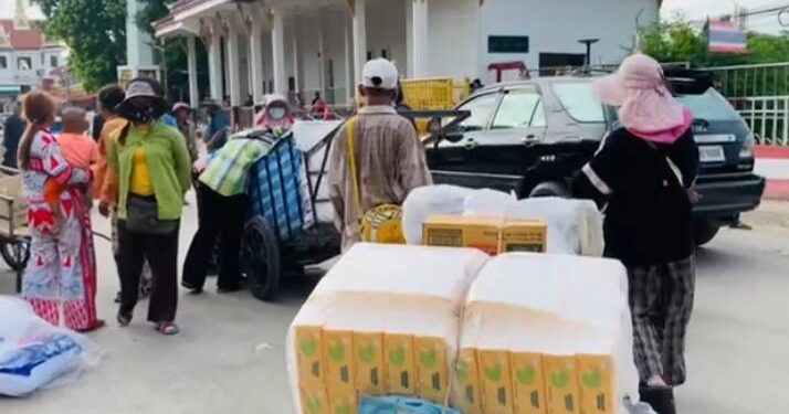 សកម្មភាពពលរដ្ឋអូសរទេះ នៅច្រកអន្តរជាតិប៉ោយប៉ែត ក្រុងប៉ោយប៉ែត ខេត្តបន្ទាយមានជ័យ នៅថ្ងៃទី២៨ ខែឧសភា ឆ្នាំ២០២៤។ (ផ្ដល់ឱ្យ)