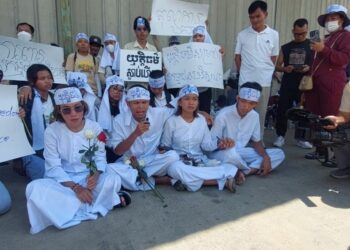 សកម្មជនចលនាមាតាធម្មជាតិ ៤នាក់ក្នុងចំណោម៥នាក់ដែលត្រូវបានសមត្ថកិច្ចចាប់ខ្លួន(ពីឆ្វេងទៅស្តាំ រួមមានកញ្ញា ឡុង គន្ធា លោក ថុន រដ្ឋា កញ្ញា ភួន កែវរស្មី និង លោក លី ចាន់ដារ៉ាវុត កំពុងអង្គុយនៅខាងមុខសាលាដំបូងរាជធានីភ្នំពេញ កាលពីថ្ងៃទី២ ខែកក្កដា ឆ្នាំ២០២៤។ (លោក ឃាង សុខមាន)