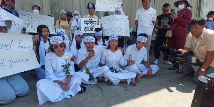 សកម្មជនចលនាមាតាធម្មជាតិ ៤នាក់ក្នុងចំណោម៥នាក់ដែលត្រូវបានសមត្ថកិច្ចចាប់ខ្លួន(ពីឆ្វេងទៅស្តាំ រួមមានកញ្ញា ឡុង គន្ធា លោក ថុន រដ្ឋា កញ្ញា ភួន កែវរស្មី និង លោក លី ចាន់ដារ៉ាវុត កំពុងអង្គុយនៅខាងមុខសាលាដំបូងរាជធានីភ្នំពេញ កាលពីថ្ងៃទី២ ខែកក្កដា ឆ្នាំ២០២៤។ (លោក ឃាង សុខមាន)