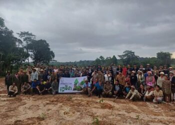 សកម្មភាពពលរដ្ឋចូលរួមដាំកូនឈើនៅលើវត្តភ្នំជី ឃុំសុចិត្រ ស្រុកសណ្ដាន់ ខេត្តកំពង់ធំ នៅថ្ងៃ៩ ខែកក្កដា ឆ្នាំ២០២៤។ (ផ្ដល់ឱ្យ)