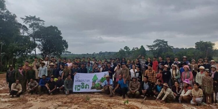 សកម្មភាពពលរដ្ឋចូលរួមដាំកូនឈើនៅលើវត្តភ្នំជី ឃុំសុចិត្រ ស្រុកសណ្ដាន់ ខេត្តកំពង់ធំ នៅថ្ងៃ៩ ខែកក្កដា ឆ្នាំ២០២៤។ (ផ្ដល់ឱ្យ)