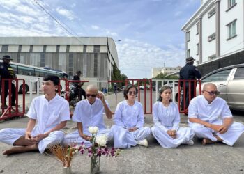 សកម្មជនចលនាមាតាធម្មជាតិ ៥នាក់(ពីឆ្វេងទៅស្តាំ រួមមានលោក លី ចាន់ដារ៉ាវុត លោក ថុន រដ្ឋា កញ្ញា ឡុង គន្ធា កញ្ញា ភួន កែវរស្មី និងលោក យឹម លាងហ៊ី) កំពុងអង្គុយសមាធិនៅខាងមុខសាលាដំបូងរាជធានីភ្នំពេញ កាលពីថ្ងៃទី៥ ខែមិថុនា ឆ្នាំ២០២៤។ (Facebook; Mother Nature Cambodia)