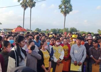 កម្មករកម្មការិនីរោងចក្រ ទីឆាវ ថេកស្ថាយ ស្ថិតនៅភូមិចុងកកោះ ឃុំកោះចិន ស្រុកពញាឮ ខេត្ដកណ្ដាល ធ្វើកូដកម្មទាមទារបើកប្រាក់ខែកាលពីថ្ងៃទី១២ ខែធ្នូ ឆ្នាំ២០២៣។ (ហ្វេប៊ុកផេកអង្គការសង់ត្រាល)