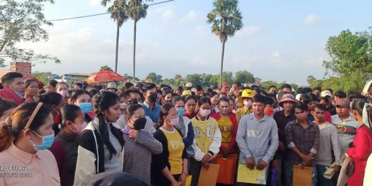 កម្មករកម្មការិនីរោងចក្រ ទីឆាវ ថេកស្ថាយ ស្ថិតនៅភូមិចុងកកោះ ឃុំកោះចិន ស្រុកពញាឮ ខេត្ដកណ្ដាល ធ្វើកូដកម្មទាមទារបើកប្រាក់ខែកាលពីថ្ងៃទី១២ ខែធ្នូ ឆ្នាំ២០២៣។ (ហ្វេប៊ុកផេកអង្គការសង់ត្រាល)