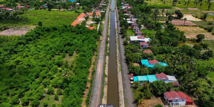 ទិដ្ឋភាពភូមិជនបទអន្លង់ជ្រៃ នៃស្រុកពញាក្រែក ខេត្តត្បូងឃ្មុំ ដែលនៅជិតខ្សែបន្ទាត់ព្រំដែនកម្ពុជា-វៀតណាម។ (ហ្វេសប៊ុក លោកនាយករដ្ឋមន្ត្រី ហ៊ុន ម៉ាណែត)