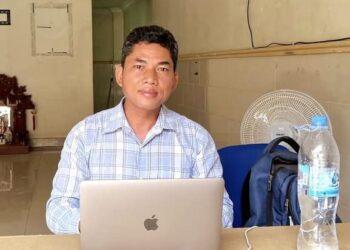 អ្នកជំនាញកសិកម្ម លោក នី ណាក់ កំពុងអង្គុយនៅផ្ទះរបស់ខ្លួន។ (រូបភាពហ្វេសប៊ុក IMan-KH)