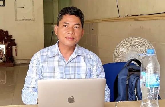 អ្នកជំនាញកសិកម្ម លោក នី ណាក់ កំពុងអង្គុយនៅផ្ទះរបស់ខ្លួន។ (រូបភាពហ្វេសប៊ុក IMan-KH)