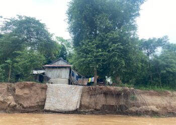 ទិដ្ឋភាពនៃការបាក់ច្រាំងទន្លេ ដែលស្ថិតភូមិកោះពាមរាំង ឃុំកោះចេក ស្រុកពាមជរ ខេត្តព្រៃវែង កាលពីខែកញ្ញា ឆ្នាំ២០២៤ ។ (រូបភាពដោយអ្នកកាសែតស្ត្រីវ័យក្មេង)