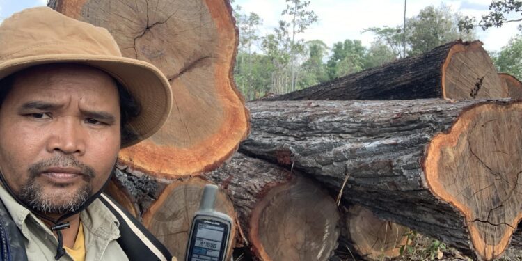 លោក អ៊ួច ឡេង គឺជាអ្នកការពារព្រៃឈើដ៏លេចធ្លោមួយរូប និងបានឈ្នះពានរង្វាន់ឆ្នើមផ្នែកការពារបរិស្ថាន ឌឹ ហ្គោលមេន អ៊ិនវាយរ៉ូមិនថល ប្រាយ៍ (The Goldman Environmental Prize) ក្នុងឆ្នាំ ២០១៦ កំពុងថតជាមួយគំនរឈើមួយកន្លែង ហើយបង្ហោះកាលពីឆ្នាំ២០២២។ (ហ្វេសប៊ុក លោក អ៊ួច ឡេង)