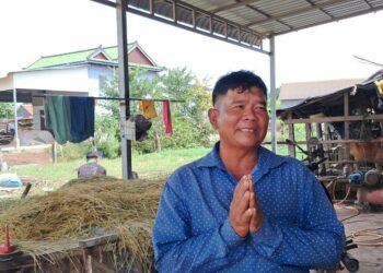 លោក ព្រំ សំអ៊ួច ពលរដ្ឋរស់នៅភូមិធ្លកសង្កាត់ច្រកម្ទេស ក្រុងបាវិត ខេត្ដស្វាយរៀង ស្នើសុំទៅអាជ្ញាធរកុំឱ្យយកតម្លៃដកប្លង់កម្មសិទ្ធិច្រើនពេកកាលពីថ្ងៃទី១៣ ខែវិច្ឆិកា ឆ្នាំ២០២៤។ (លោក សួន វុត្ថា)