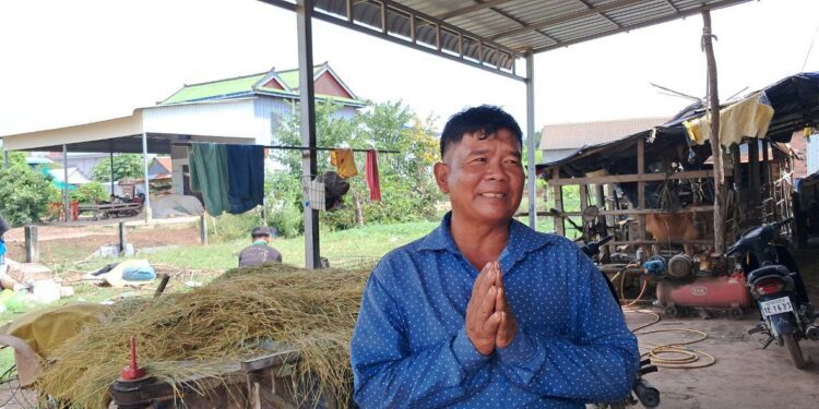 លោក ព្រំ សំអ៊ួច ពលរដ្ឋរស់នៅភូមិធ្លកសង្កាត់ច្រកម្ទេស ក្រុងបាវិត ខេត្ដស្វាយរៀង ស្នើសុំទៅអាជ្ញាធរកុំឱ្យយកតម្លៃដកប្លង់កម្មសិទ្ធិច្រើនពេកកាលពីថ្ងៃទី១៣ ខែវិច្ឆិកា ឆ្នាំ២០២៤។ (លោក សួន វុត្ថា)