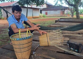 ជនជាតិដើមភាគតិចនៅស្រុកអូរជុំ នៃខេត្តរតនគិរី កំពុងអង្គុយរៀបរាបពីរបៀបធ្វើកាផា និងបញ្ហាប្រឈមនៃការបាត់របរនេះនៅថ្ងៃអនាគត កាលពីថ្ងៃទី ៣ ខែតុលា ឆ្នាំ២០២៤។ (ដោយសិក្ខាកាម)