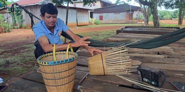 ជនជាតិដើមភាគតិចនៅស្រុកអូរជុំ នៃខេត្តរតនគិរី កំពុងអង្គុយរៀបរាបពីរបៀបធ្វើកាផា និងបញ្ហាប្រឈមនៃការបាត់របរនេះនៅថ្ងៃអនាគត កាលពីថ្ងៃទី ៣ ខែតុលា ឆ្នាំ២០២៤។ (ដោយសិក្ខាកាម)