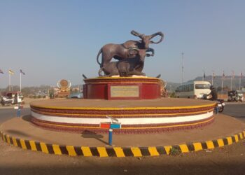 ទិដ្ឋភាពរូបសត្វខ្ទីងនៅរង្វង់មូលក្រុងសែនមនោរម្យ ខេត្តមណ្ឌលគិរី ដែលជារូបតំណាងឱ្យខេត្តភាគឦសាន្តមួយនេះកាលពីឆ្នាំ២០២៣។ (ពលរដ្ឋអ្នកសារព័ត៌មាន)