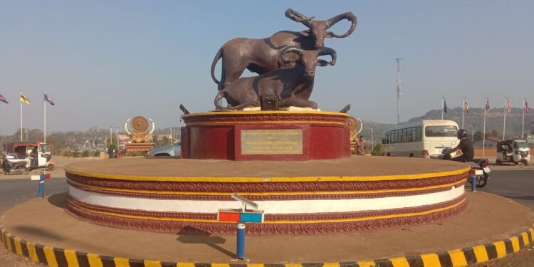 ទិដ្ឋភាពរូបសត្វខ្ទីងនៅរង្វង់មូលក្រុងសែនមនោរម្យ ខេត្តមណ្ឌលគិរី ដែលជារូបតំណាងឱ្យខេត្តភាគឦសាន្តមួយនេះកាលពីឆ្នាំ២០២៣។ (ពលរដ្ឋអ្នកសារព័ត៌មាន)